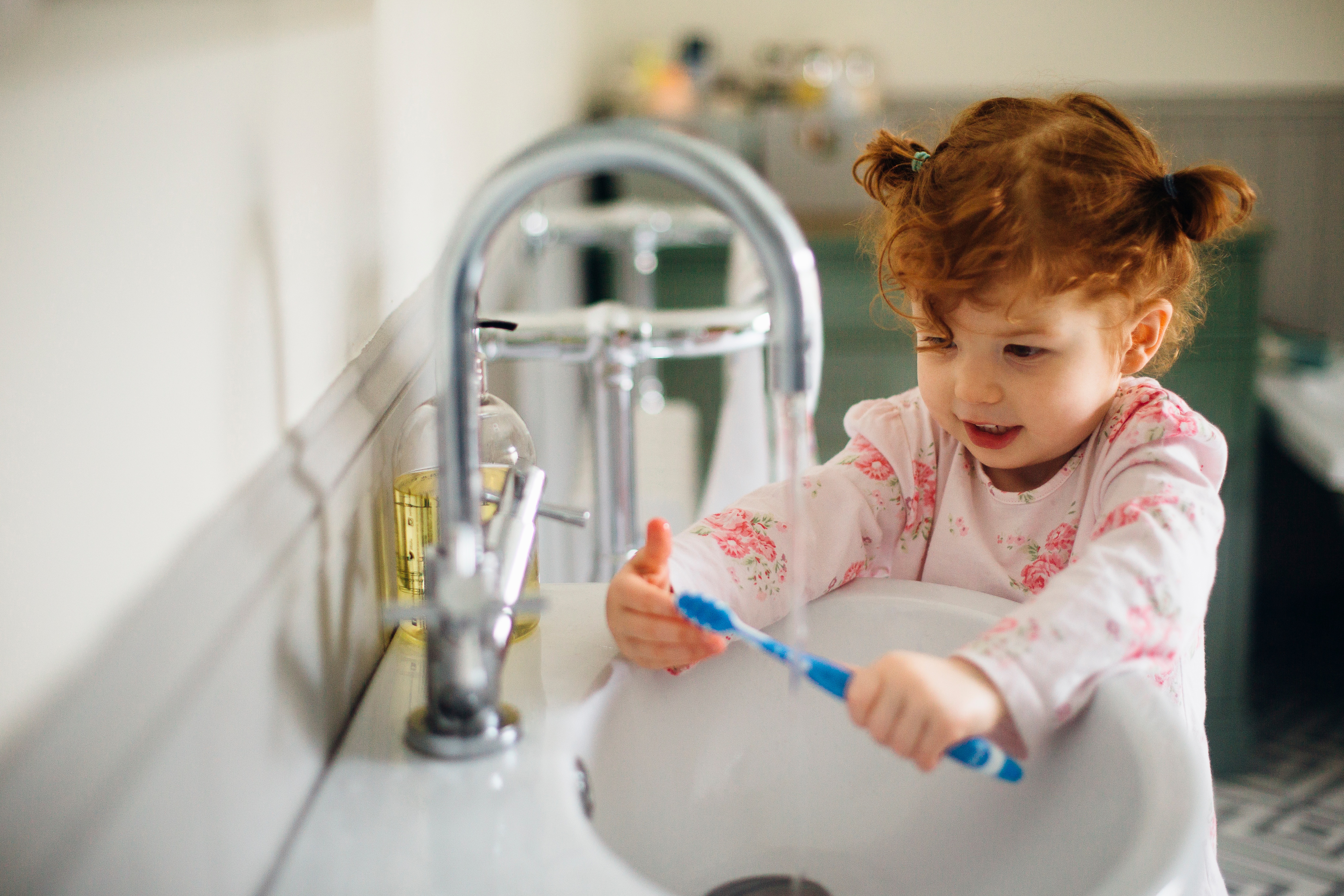 Гигиена детей 2 3 лет. Детская гигиена. Ребенок чистит зубы. Гигиена больного ребенка. Помогать маме по дому.